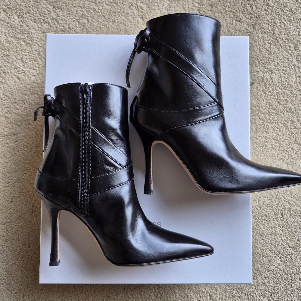 Brand New Vintage Manolo Blahnik Black NezinAnkle Calfskin Booties Size 36